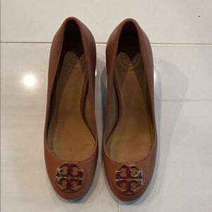 Tory Burch Women's Brown Loafers with Gold Logo